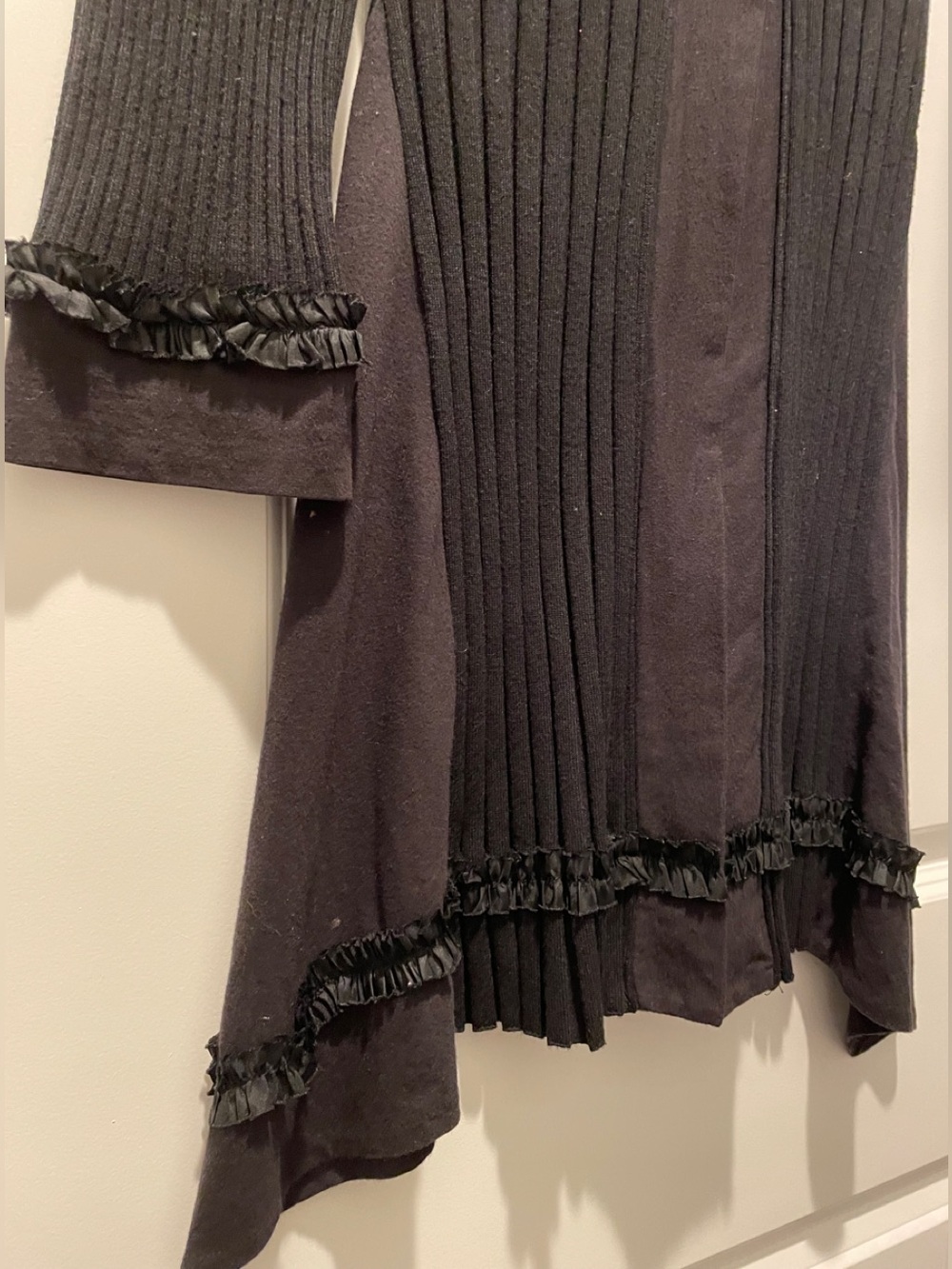Per una Black Ribbed Knit DusterVest Size12 Whimsigoth Goth Ruffled Asymmetrical - Picture 3 of 13
